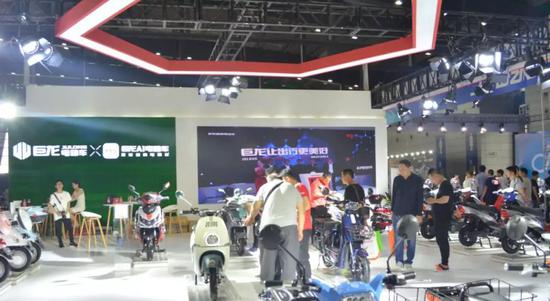 巨(jù)龍AI“更聰(cōng)明的電(dian)動車”很(hen)吸眼！