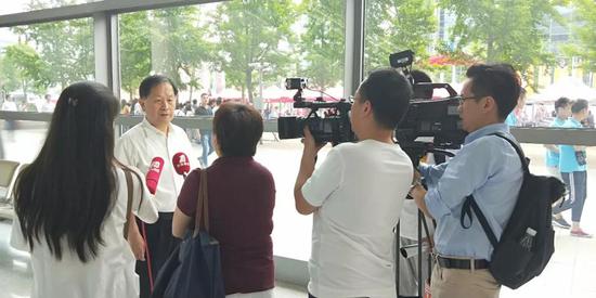 陸金(jin)龍理事(shì)長接受(shòu)無錫電(dian)視台新(xin)聞頻道(dao)、今晚60分(fèn)、第一看(kan)點等記(jì)者采訪(fang)