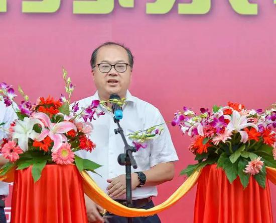 無錫市(shi)人大常(cháng)委會副(fù)主任吳(wú)峰楓先(xian)生宣布(bù)開幕