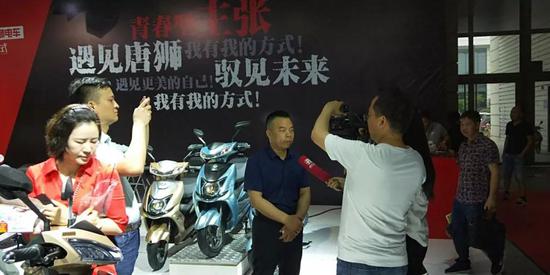 唐獅(shi)蔡希新(xin)總經理(lǐ)接受電(diàn)視台記(jì)者采訪(fǎng)