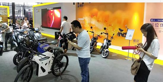 電(dian)視台記(jì)者對新(xin)日新品(pin)類特感(gan)興趣