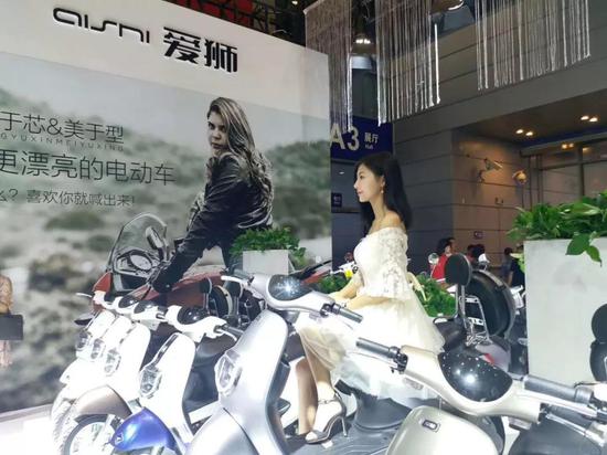 愛獅(shi)的展台(tái)、産品布(bù)局、美女(nǚ)模特都(dou)養眼！