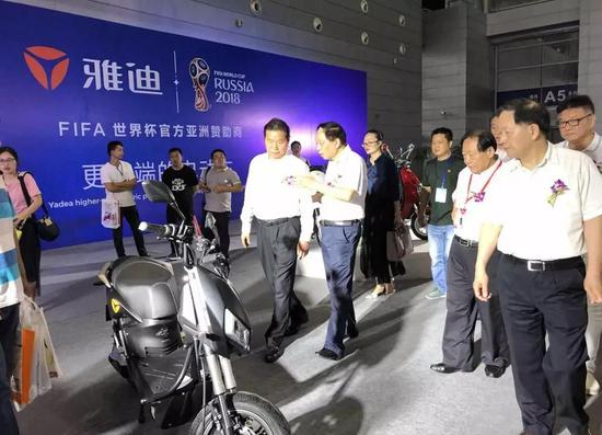 領導嘉(jiā)賓參觀(guan)雅迪展(zhan)台