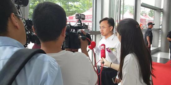 錫(xi)山區人(rén)民政府(fǔ)副區長(zhǎng)栾海港(gang)接受新(xin)聞記者(zhe)采訪