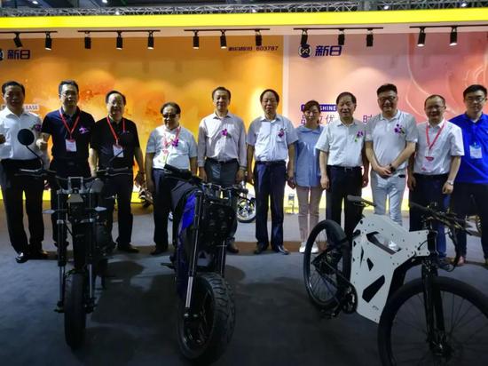 領導嘉(jia)賓參觀(guan)新日展(zhǎn)台